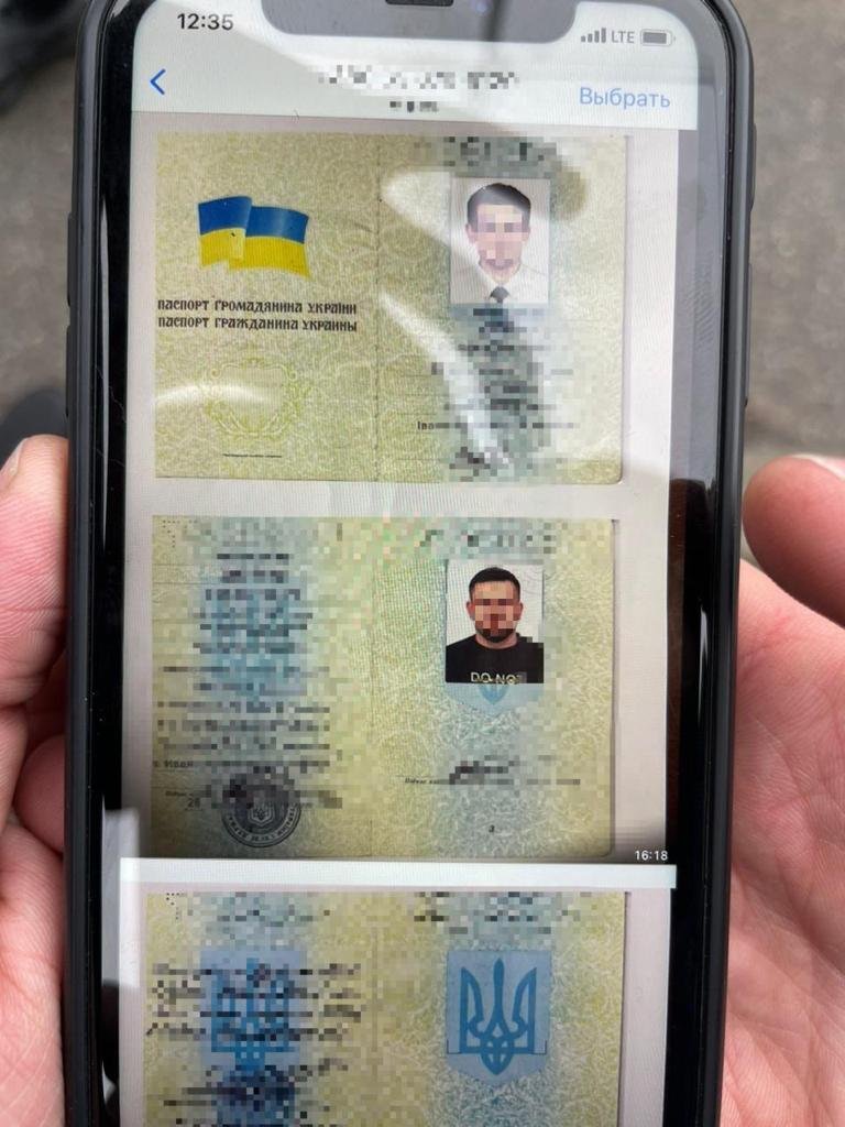 $5 000 за "білий квиток" для виїзду за кордон: у Києві брат із сестрою розробили протизаконну схему 2