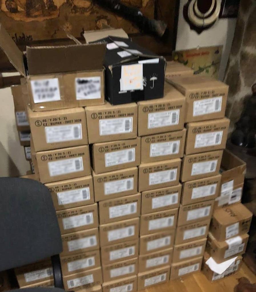 У Києві власники військторгів продавали завезені гуманітарні шоломи та бронепластини 1