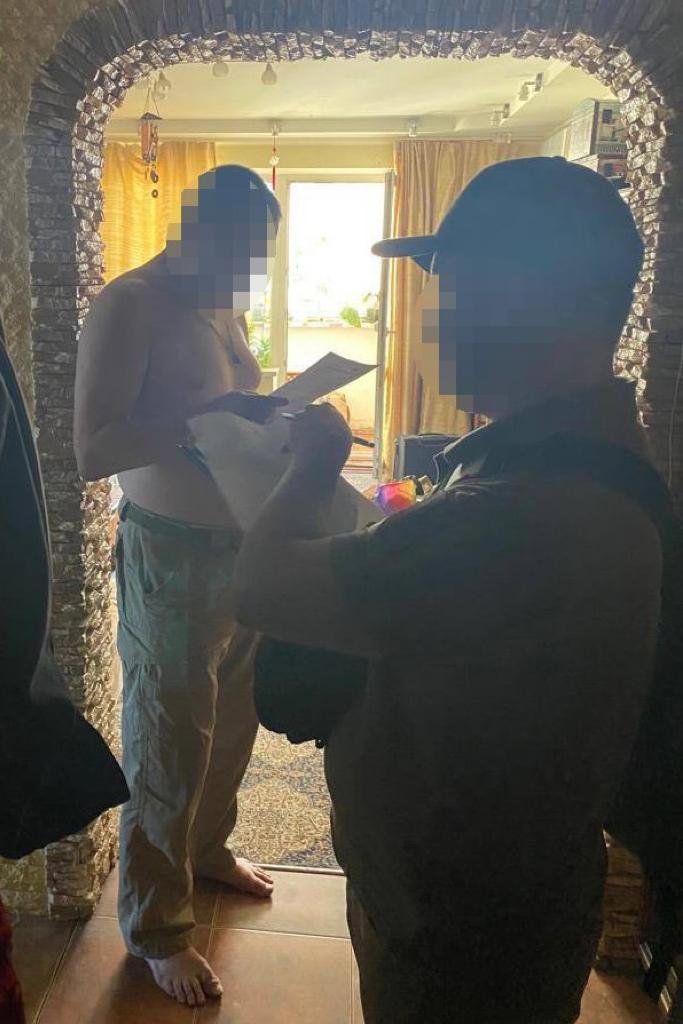 У Києві власники військторгів продавали завезені гуманітарні шоломи та бронепластини 2