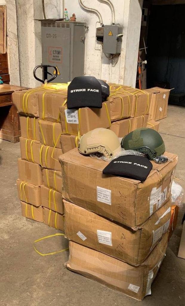 У Києві власники військторгів продавали завезені гуманітарні шоломи та бронепластини 3