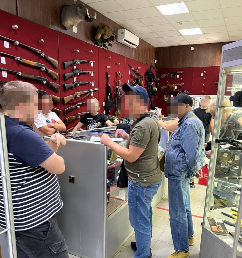 У Києві власники військторгів продавали завезені гуманітарні шоломи та бронепластини 4