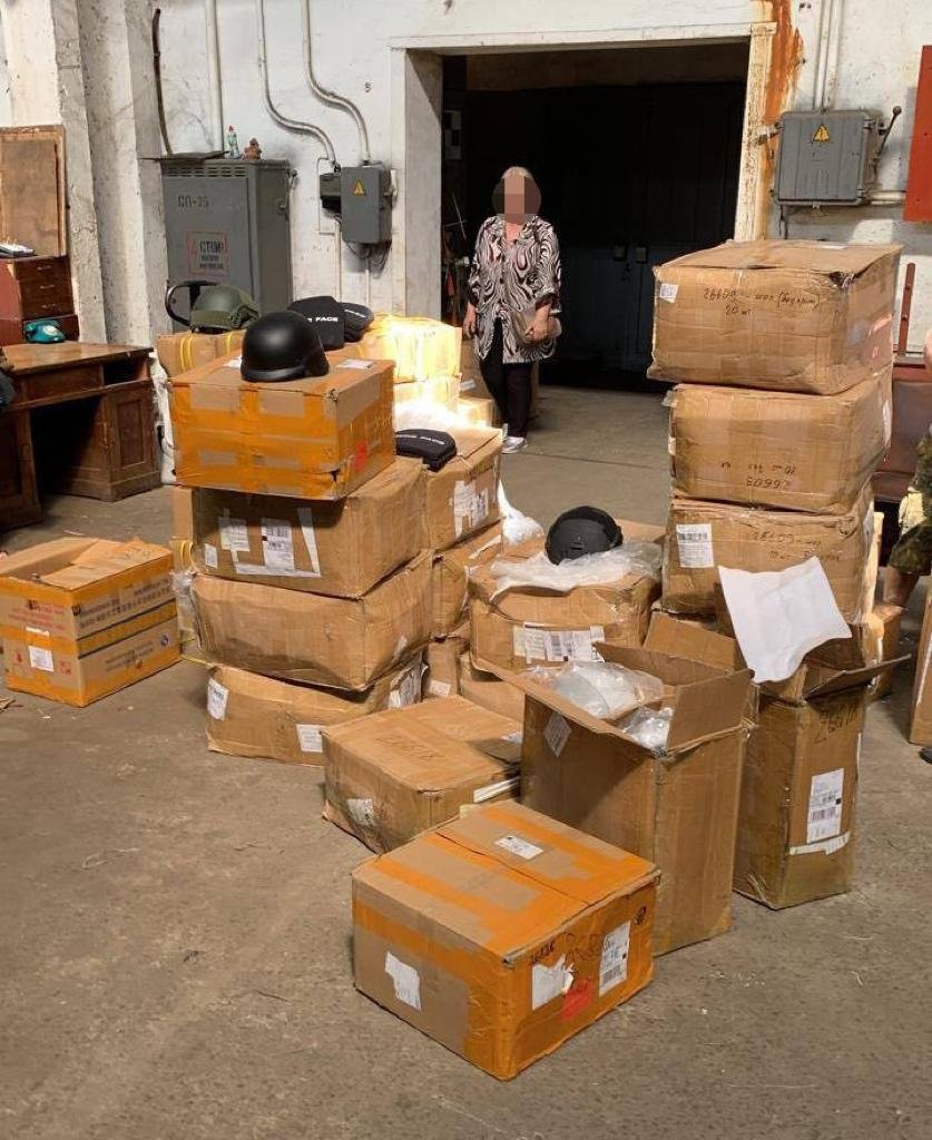 У Києві власники військторгів продавали завезені гуманітарні шоломи та бронепластини 5