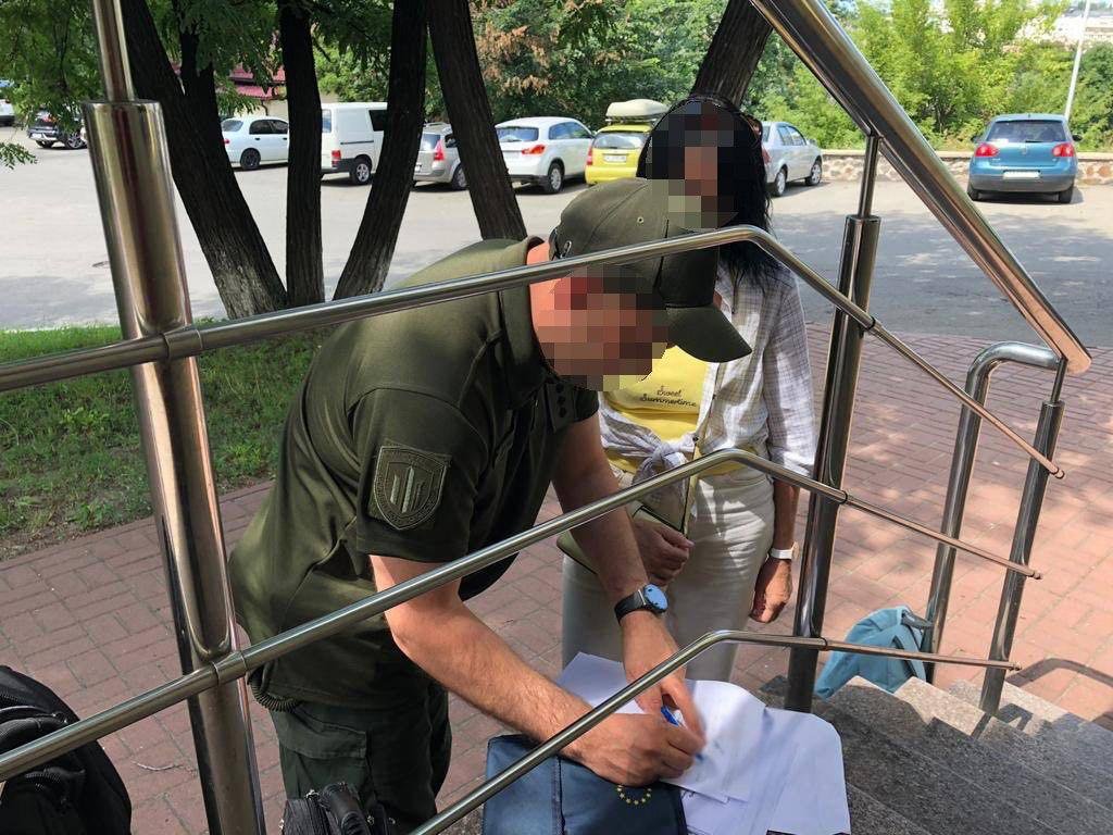 У Києві власники військторгів продавали завезені гуманітарні шоломи та бронепластини 6