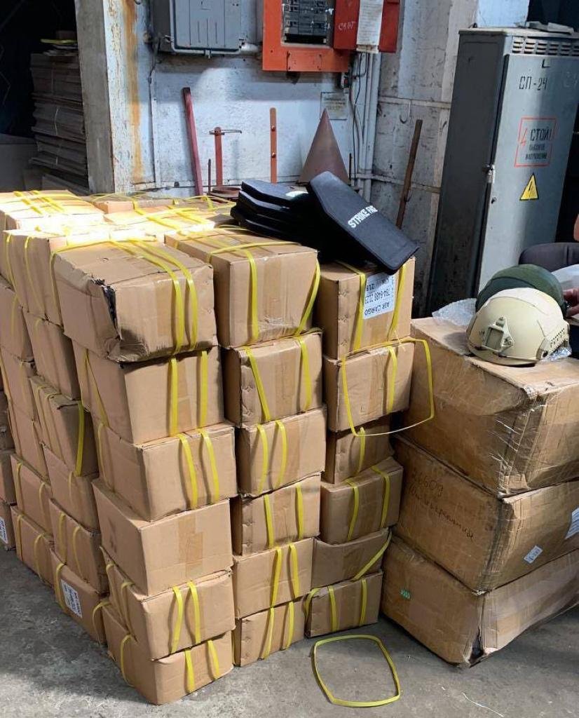 У Києві власники військторгів продавали завезені гуманітарні шоломи та бронепластини 7