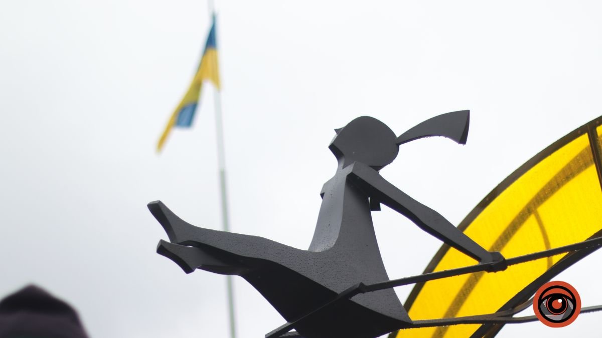 У Бородянці на честь річниці деокупації Київщини з'явилась «Дівчинка під сонцем» 2