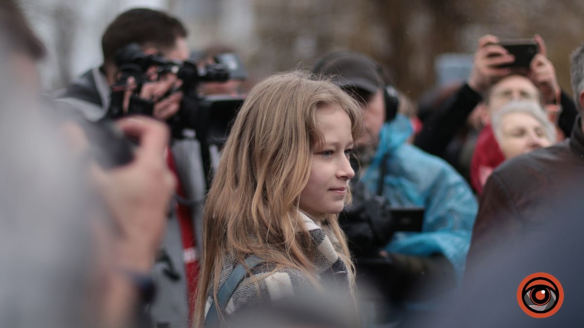 У Бородянці на честь річниці деокупації Київщини з'явилась «Дівчинка під сонцем» 8