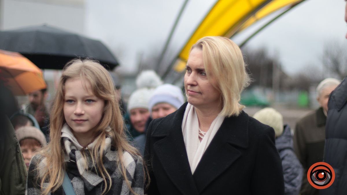 У Бородянці на честь річниці деокупації Київщини з'явилась «Дівчинка під сонцем» 10