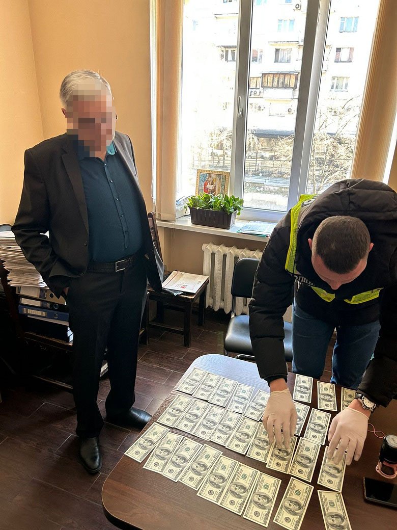 У Києві завідувач медзакладу брав по $3000 за довідку про непридатність до військової служби 1