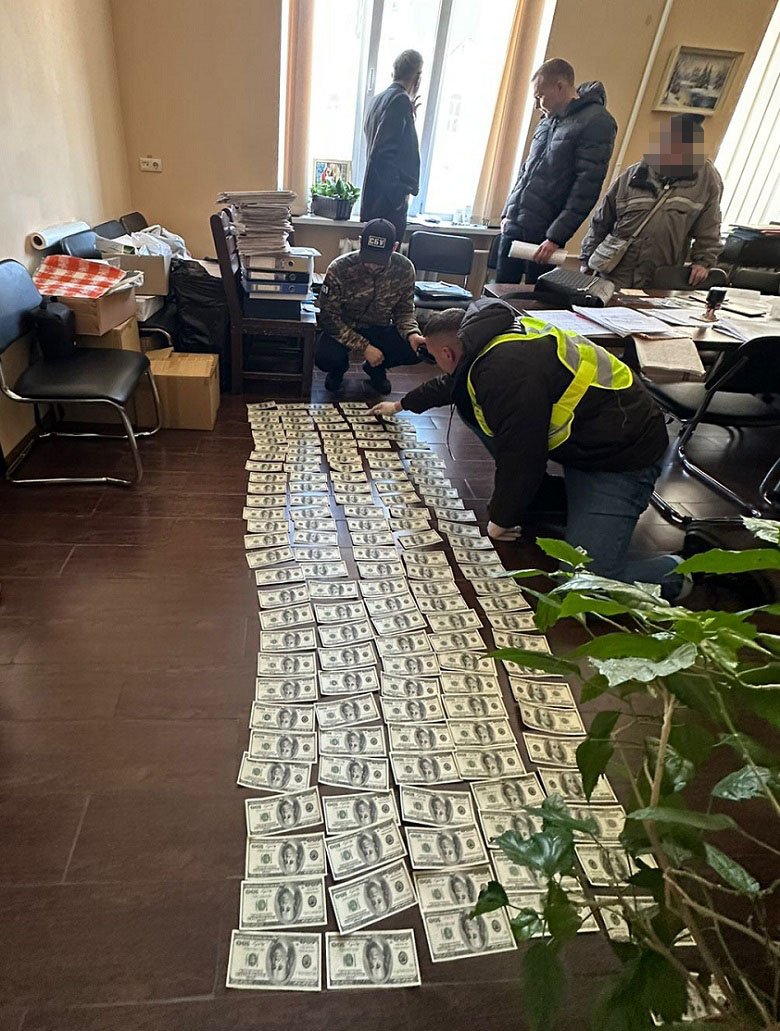 У Києві завідувач медзакладу брав по $3000 за довідку про непридатність до військової служби 2