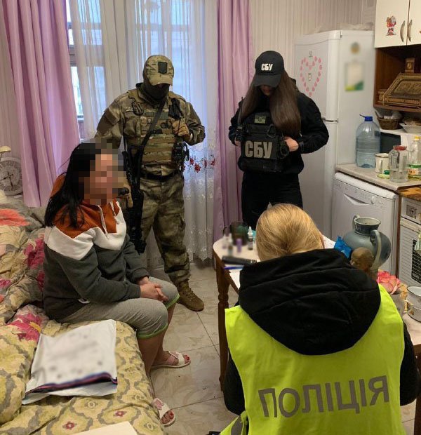 У Києві жінка закликала підтримувати рф, розповсюджувала фейки і критикувала діючу владу 1