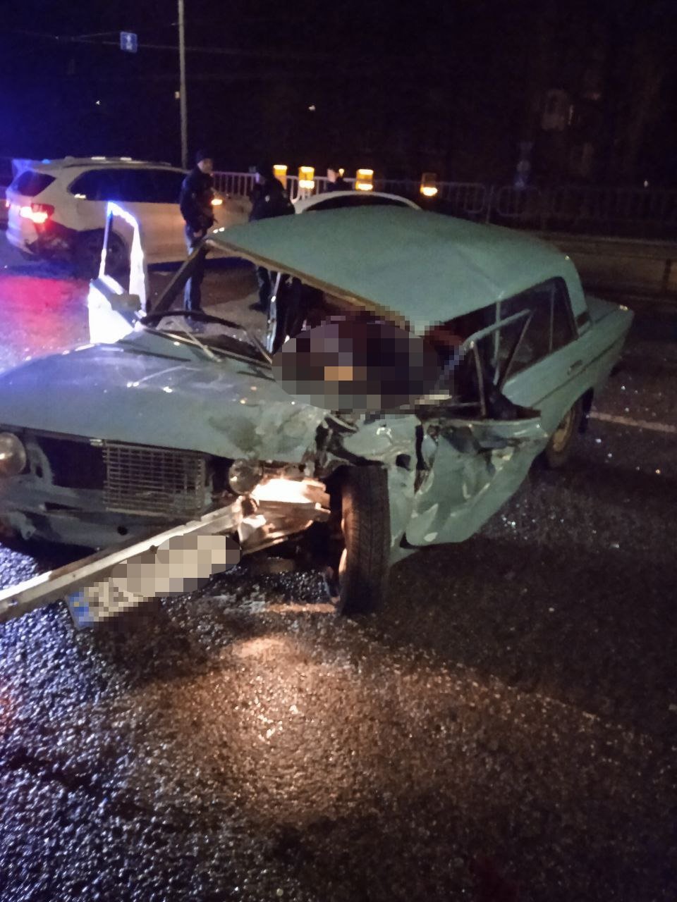 У Києві ВАЗ на блокпосту влетів у BMW: водій загинув на місці 1