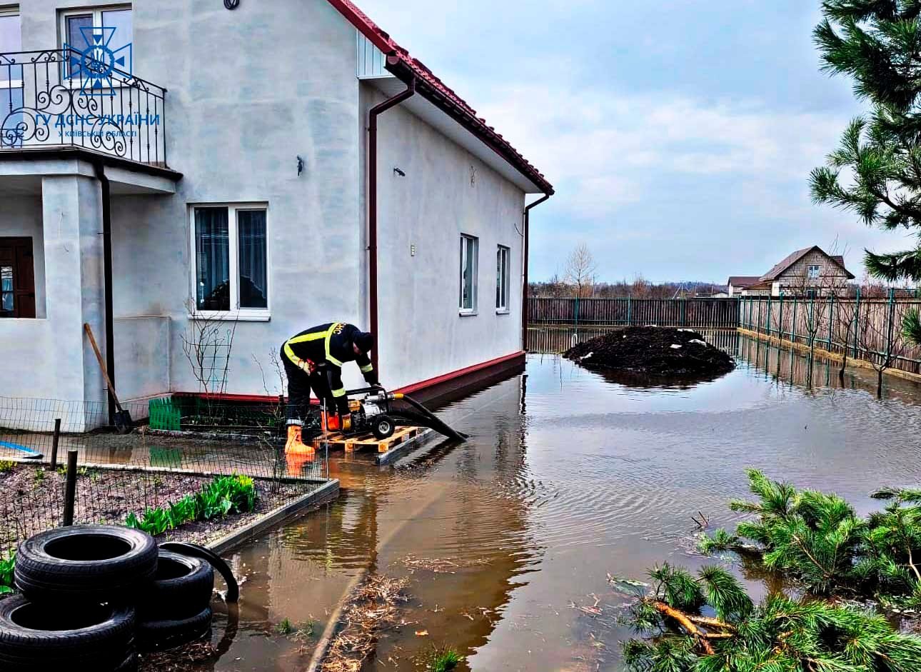 На Київщини через інтенсивні опади затопило приватні будинки 1
