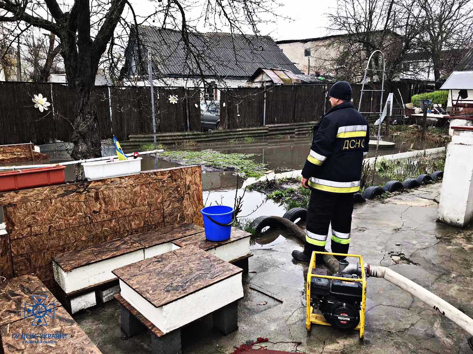 На Київщини через інтенсивні опади затопило приватні будинки 2