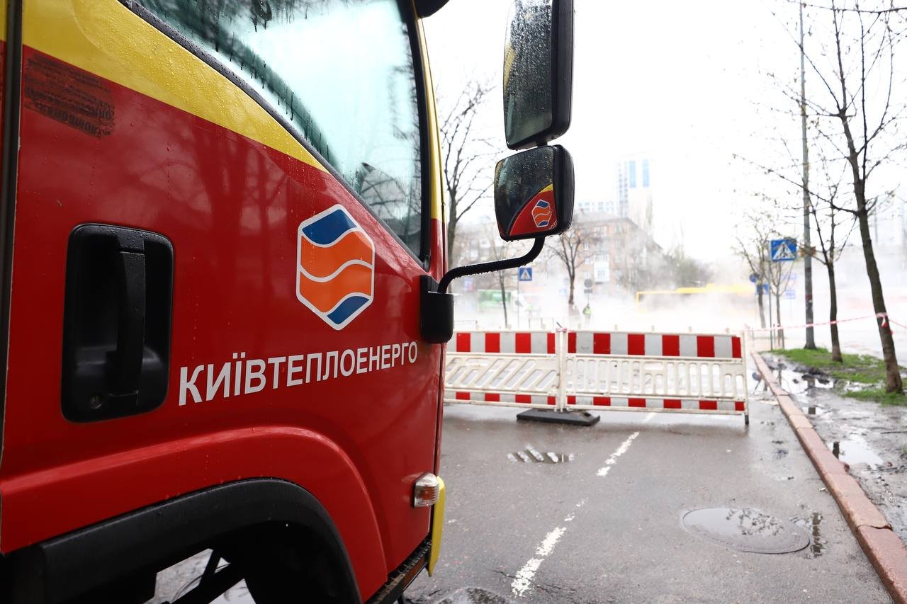 У Києві на Дружби народів прорвало тепломережу: гаряча вода залила всю дорогу 1