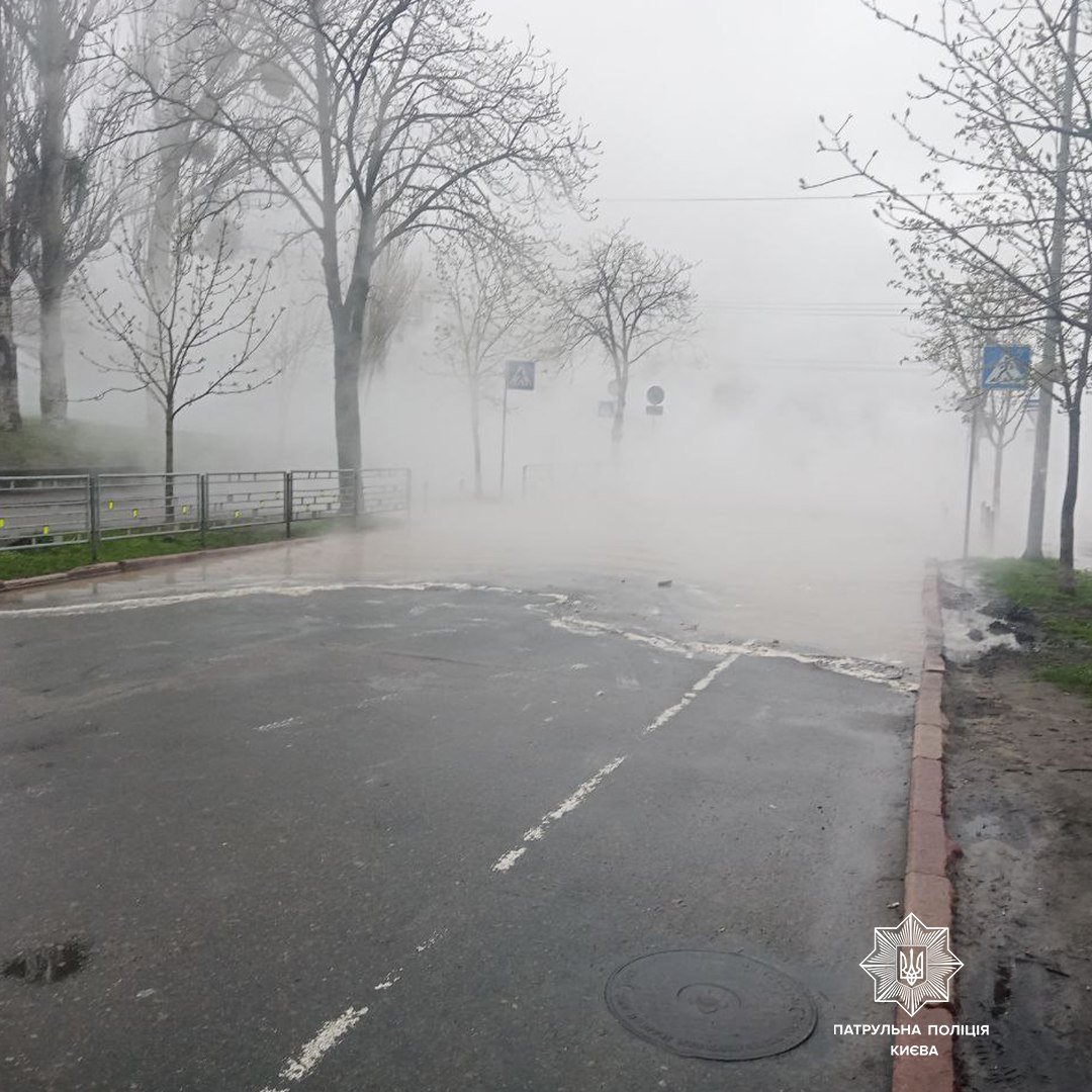 У Києві на Дружби народів прорвало тепломережу: гаряча вода залила всю дорогу 3