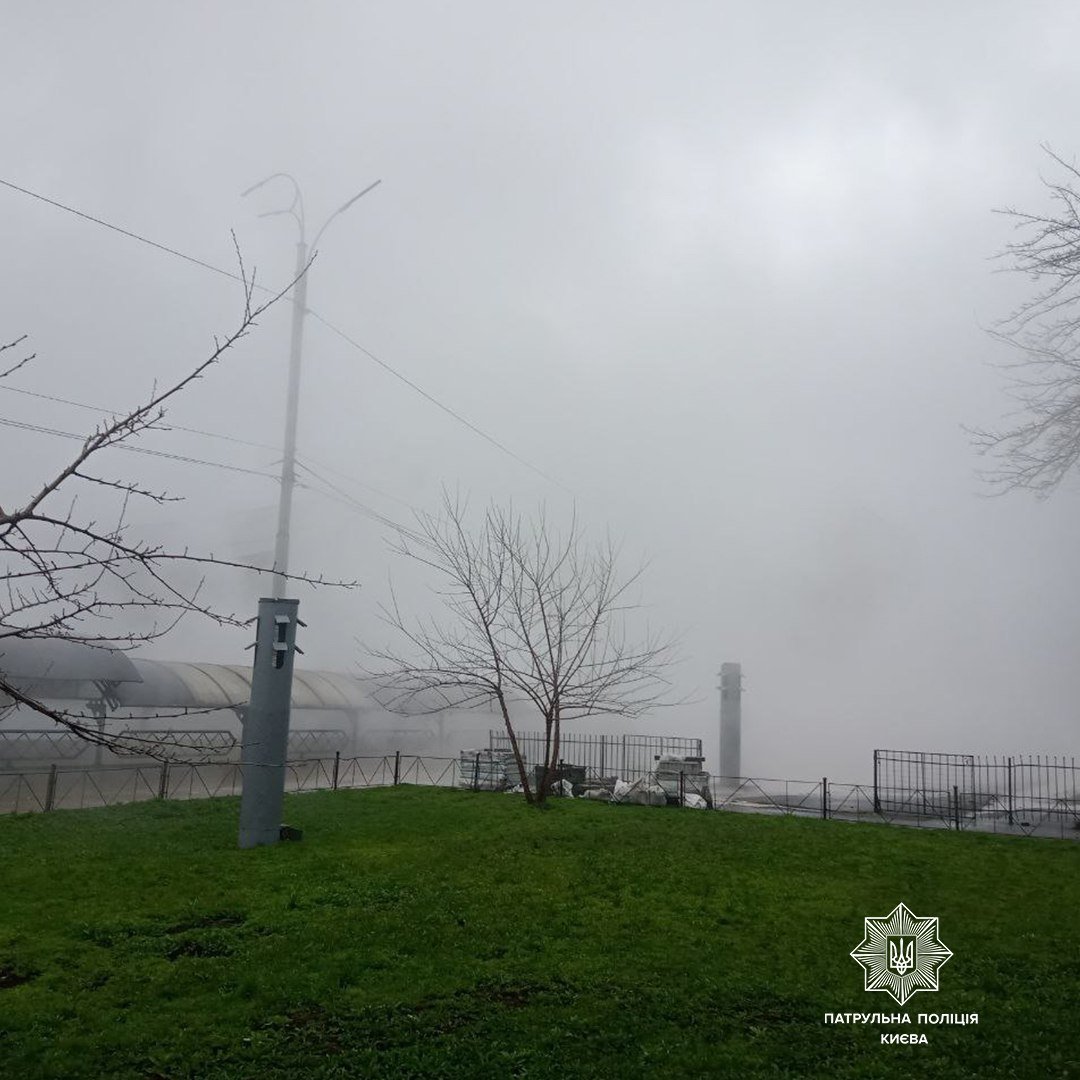 У Києві на Дружби народів прорвало тепломережу: гаряча вода залила всю дорогу 4