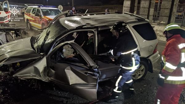 У Києві на Берестейській сталася ДТП: водія Mercedes діставали рятувальники 1