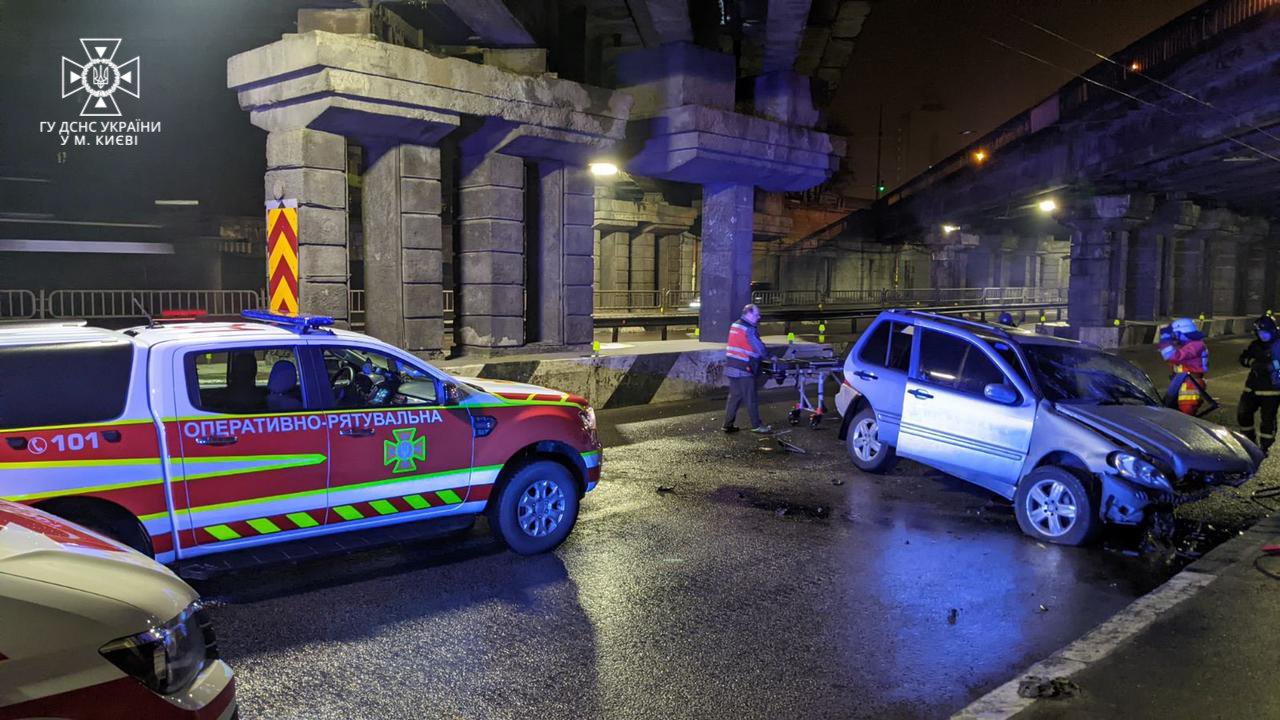 У Києві на Берестейській сталася ДТП: водія Mercedes діставали рятувальники 3