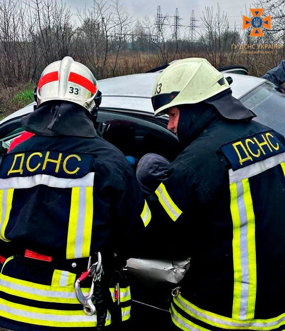 На Київщині зіштовхнулись «Audi» та «Suzuki»: в одному з авто затисло жінку 2