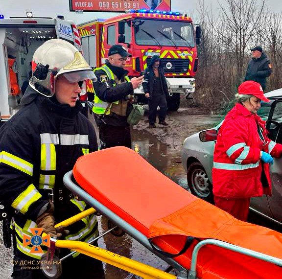 На Київщині зіштовхнулись «Audi» та «Suzuki»: в одному з авто затисло жінку 3