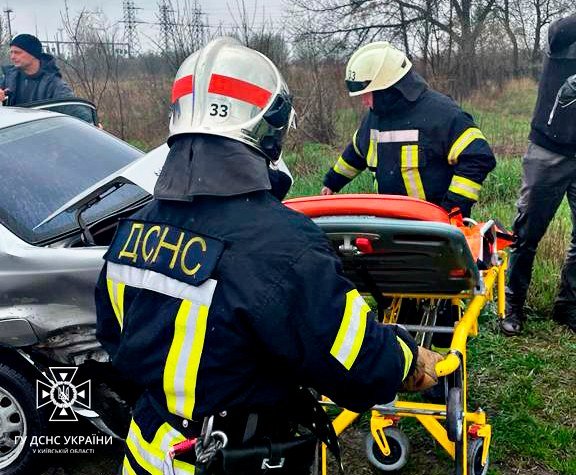 На Київщині зіштовхнулись «Audi» та «Suzuki»: в одному з авто затисло жінку 4