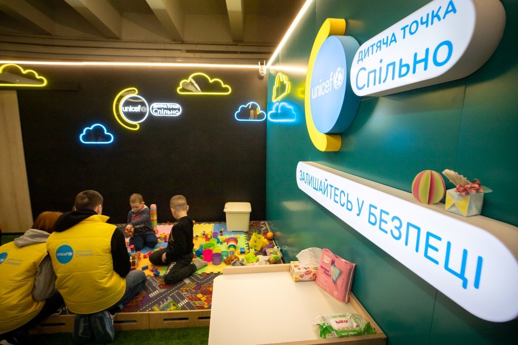У Києві на станції метро дитячий куточок, де родини можуть перечекати повітряну тривогу 1