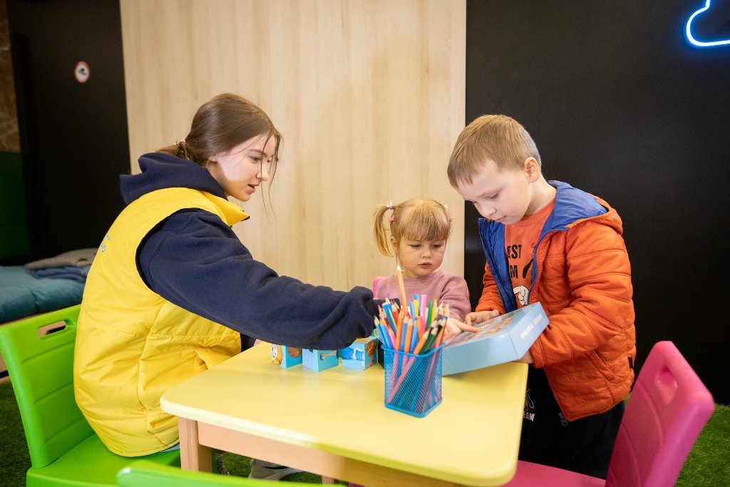 У Києві на станції метро дитячий куточок, де родини можуть перечекати повітряну тривогу 2