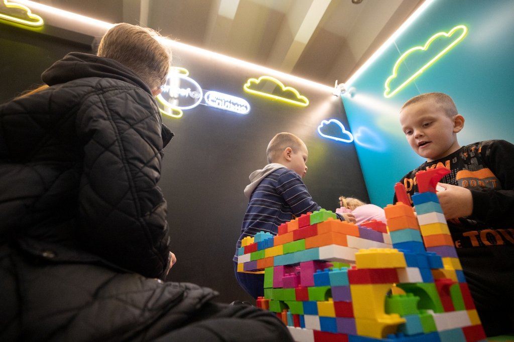 У Києві на станції метро дитячий куточок, де родини можуть перечекати повітряну тривогу 3