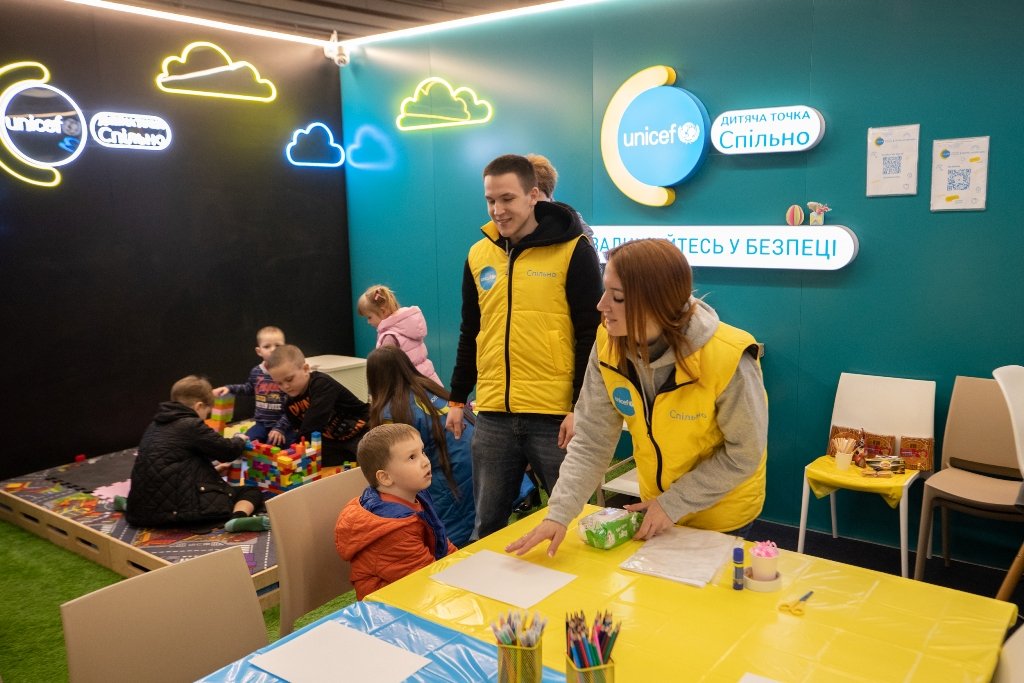 У Києві на станції метро дитячий куточок, де родини можуть перечекати повітряну тривогу 5