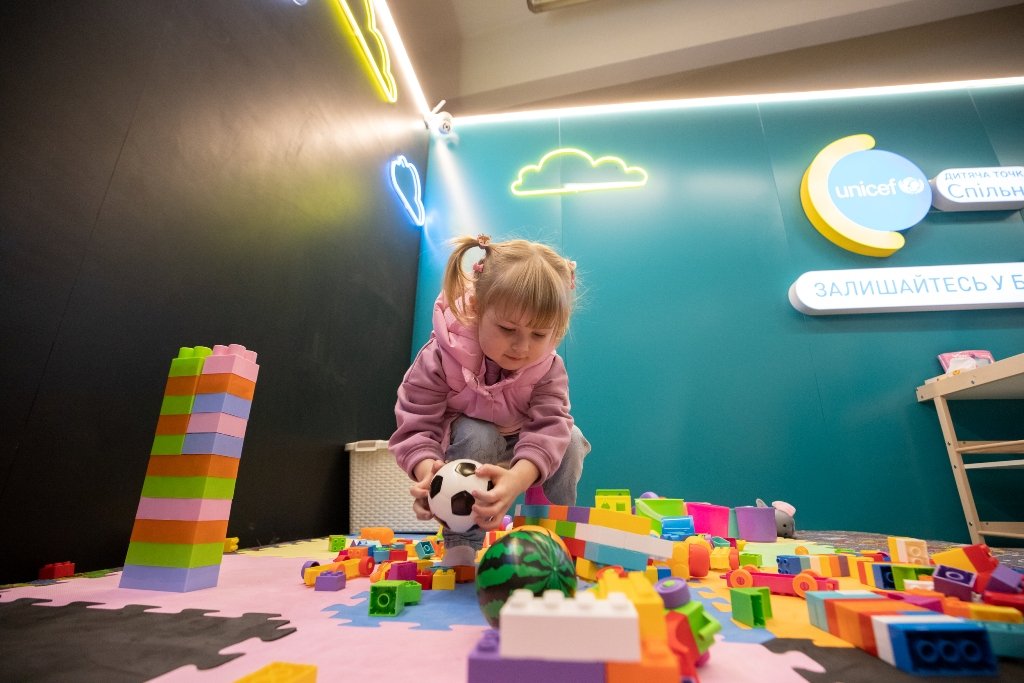 У Києві на станції метро дитячий куточок, де родини можуть перечекати повітряну тривогу 6