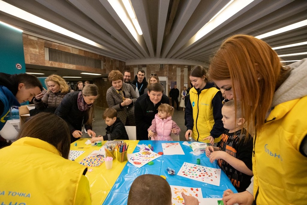 У Києві на станції метро дитячий куточок, де родини можуть перечекати повітряну тривогу 7
