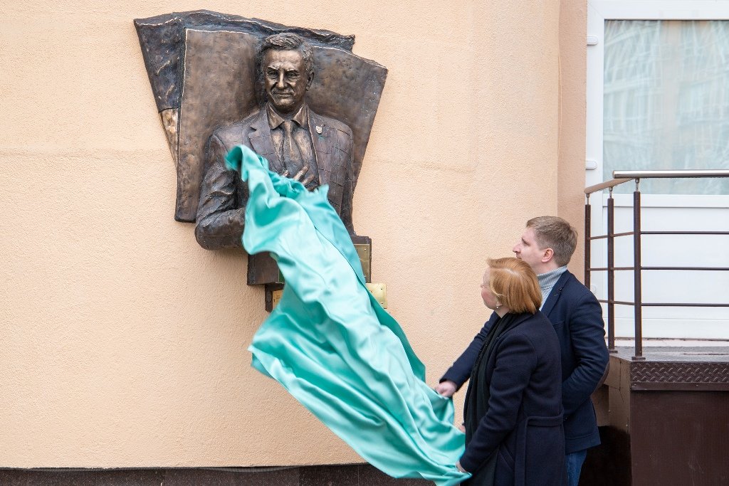 У Києві на фасаді  університету Грінченка з’явилася меморіальна дошка Віктору Огнев’юку 1