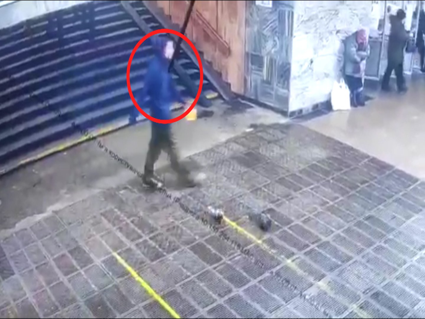 Побив трьох жінок та неповнолітню: у Києві чоловік нападав на перехожих 2