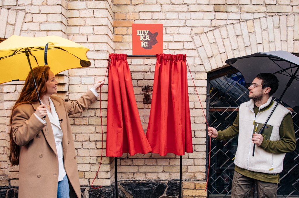 У Києві відкрили нову мініскульптурку проєкту «Шукай!»: де знайти новий символ столиці та кому його присвятили 1