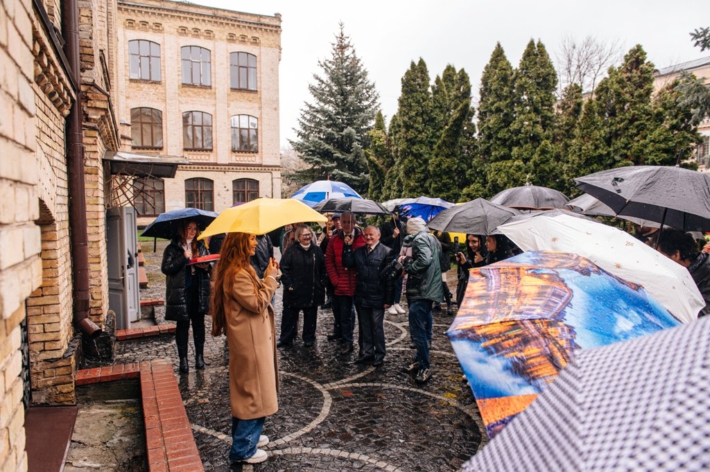 У Києві відкрили нову мініскульптурку проєкту «Шукай!»: де знайти новий символ столиці та кому його присвятили 3