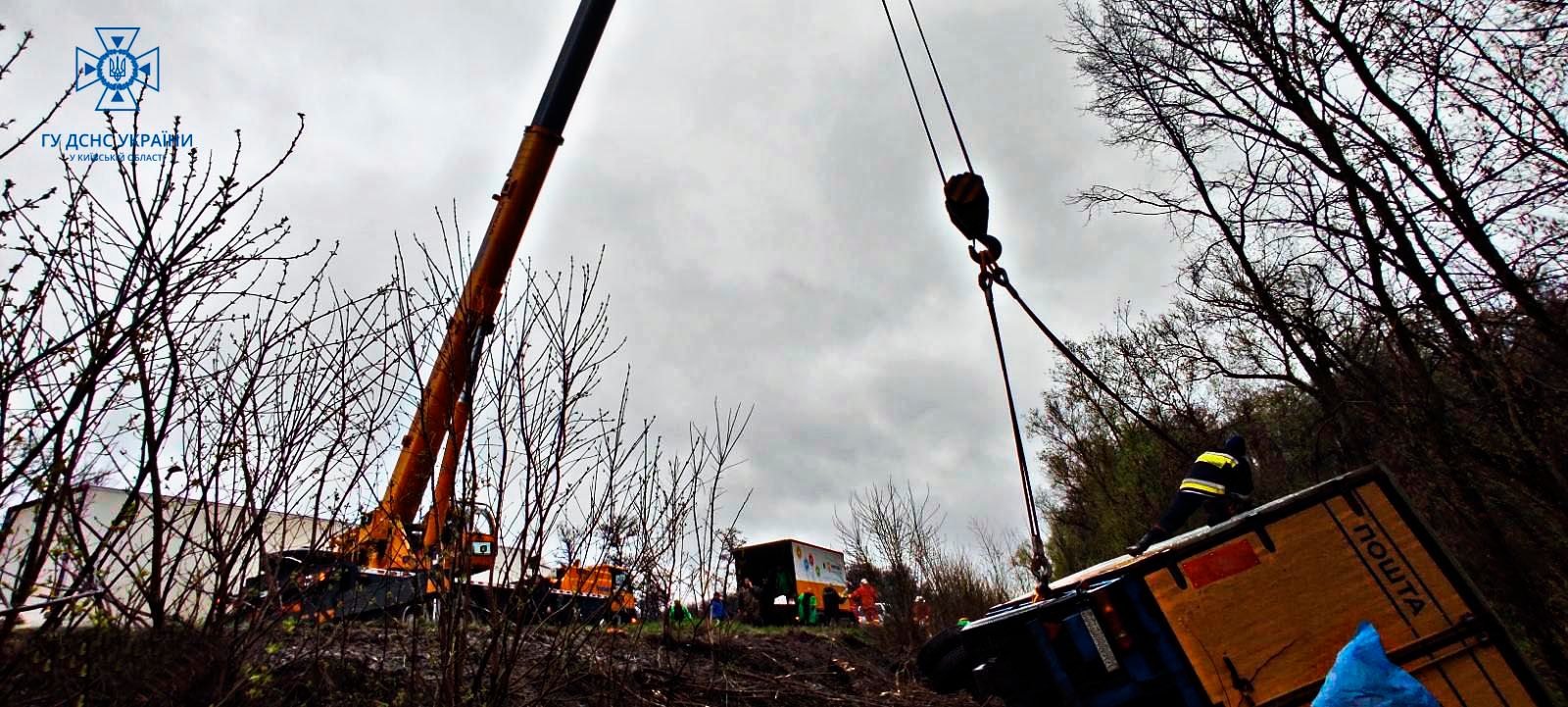 На Київщині вантажівка з посилками «Укрпошти» перевернулась у кювет 1