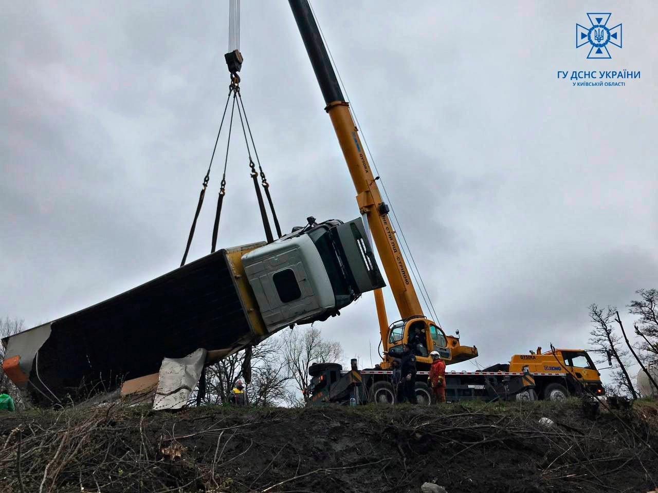 На Київщині вантажівка з посилками «Укрпошти» перевернулась у кювет 2