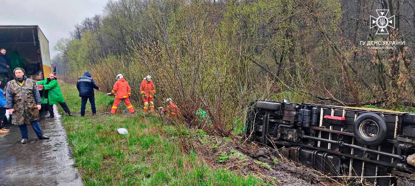 На Київщині вантажівка з посилками «Укрпошти» перевернулась у кювет 3