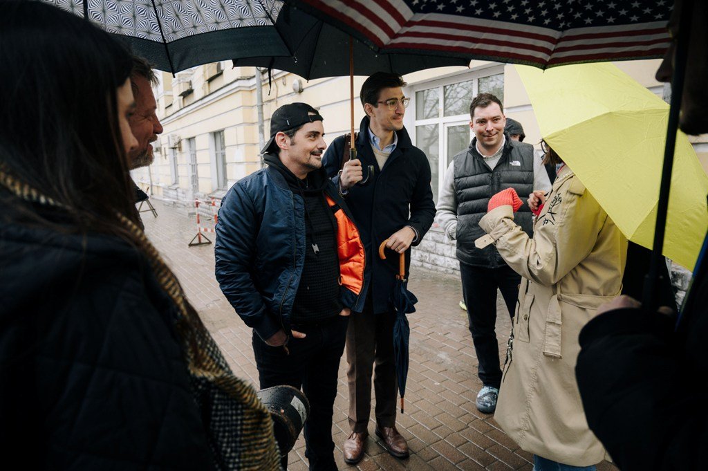 У центрі Києва світова зірка кантрі-музики та амбасадор UNITED24 заспівав «Червону руту» 1