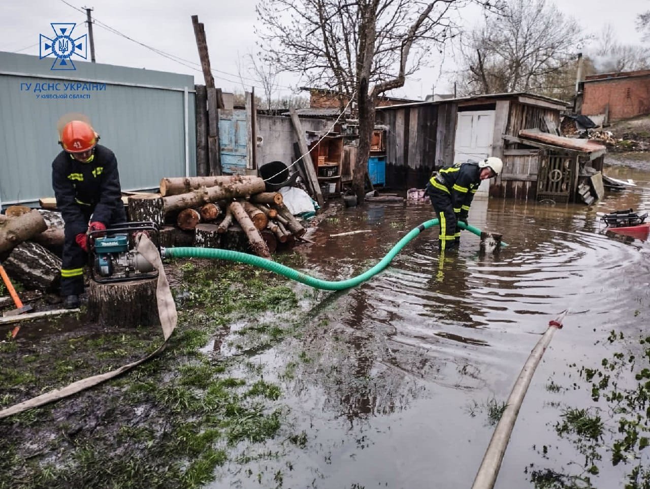 Як Київщина потерпає від підтоплень: рятувальники надають допомогу постраждалим 13