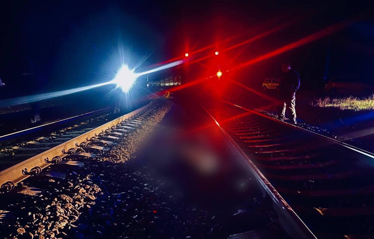 На Київщині двоє людей одночасно потрапили під два різних потяги 1