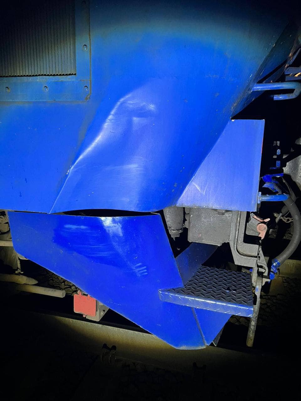 На Київщині двоє людей одночасно потрапили під два різних потяги 3