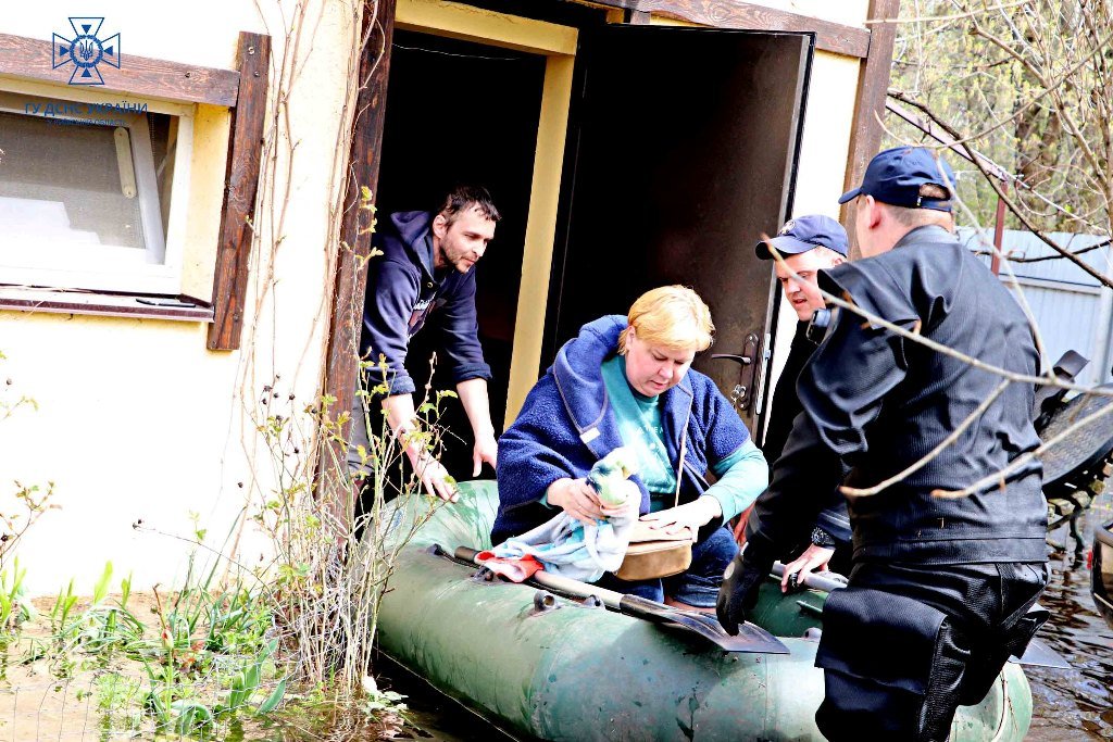 Евакуюють родини з тваринами, підвозять воду та їжу: як виглядає зараз затоплене село Київщини 1