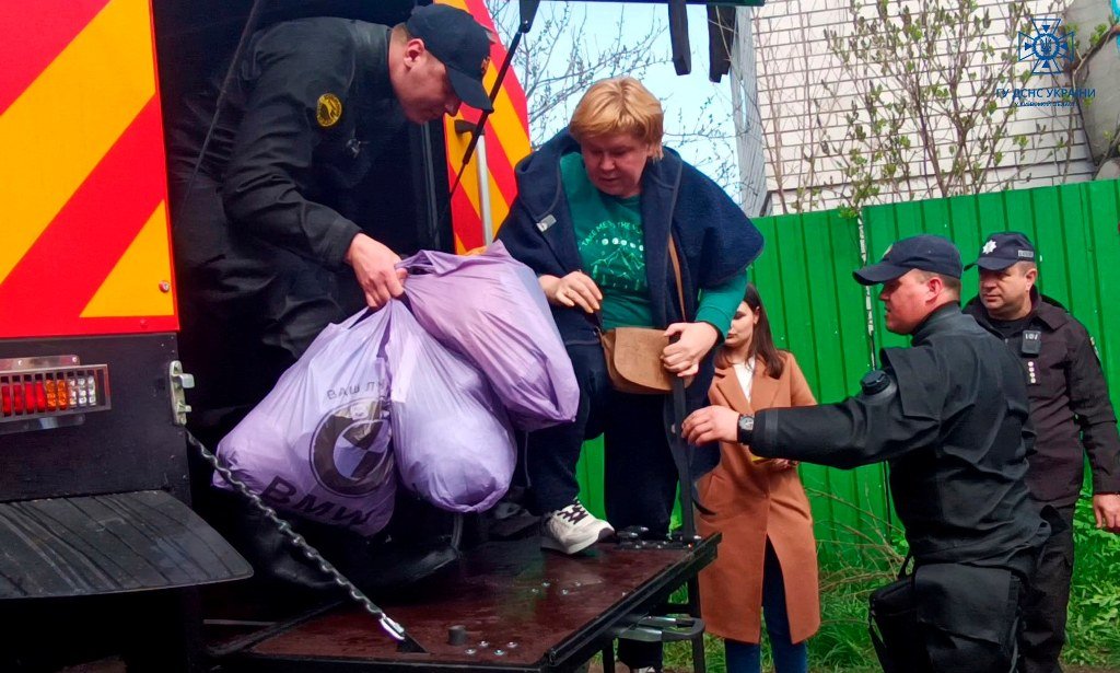 Евакуюють родини з тваринами, підвозять воду та їжу: як виглядає зараз затоплене село Київщини 3