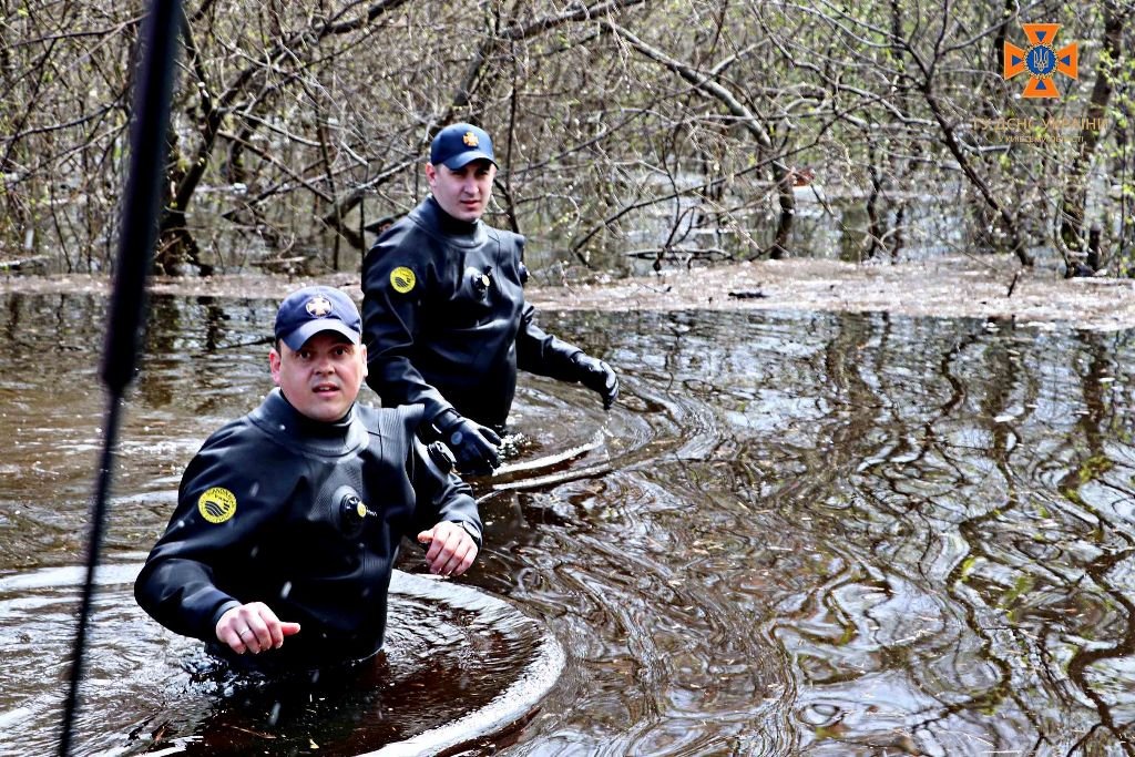 Евакуюють родини з тваринами, підвозять воду та їжу: як виглядає зараз затоплене село Київщини 6