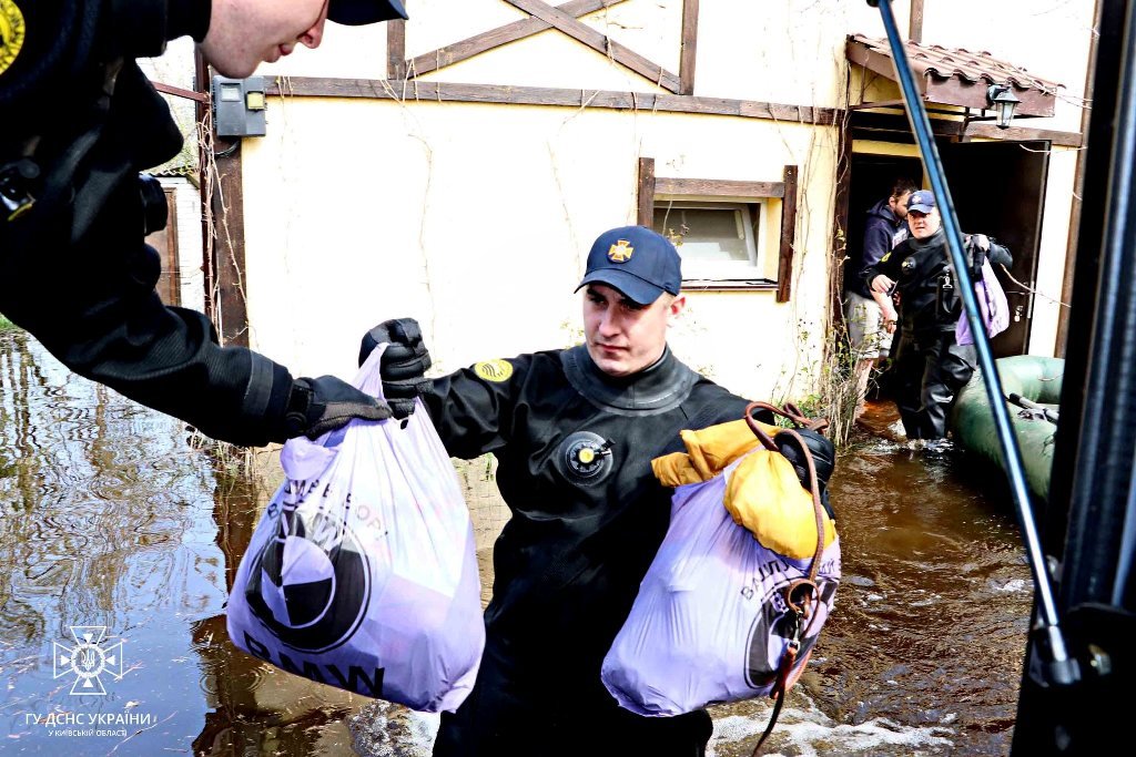 Евакуюють родини з тваринами, підвозять воду та їжу: як виглядає зараз затоплене село Київщини 8