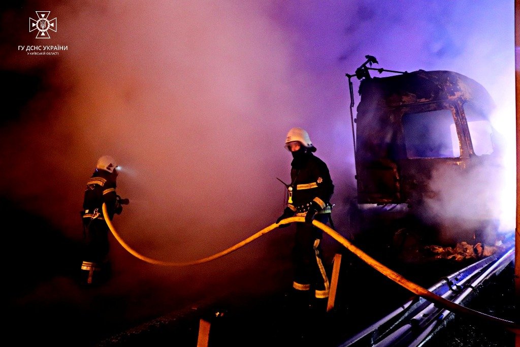 Масштабна смертельна ДТП на трасі Київ - Харків: під час аварії згоріли три вантажівки 1