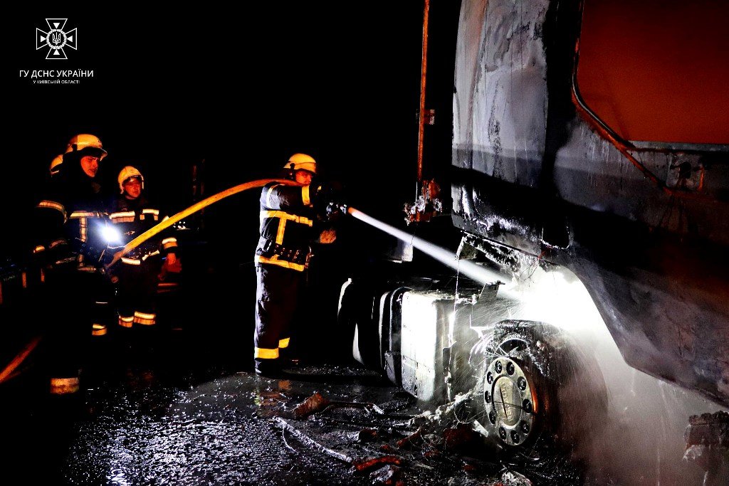 Масштабна смертельна ДТП на трасі Київ - Харків: під час аварії згоріли три вантажівки 5