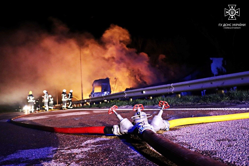 Масштабна смертельна ДТП на трасі Київ - Харків: під час аварії згоріли три вантажівки 6