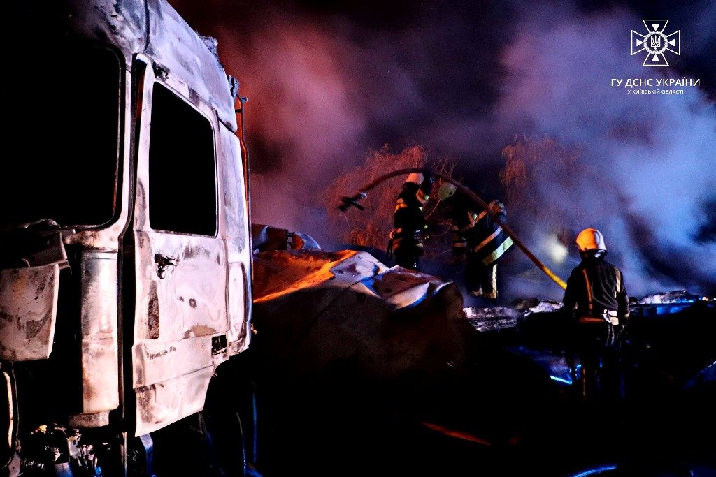 Масштабна смертельна ДТП на трасі Київ - Харків: під час аварії згоріли три вантажівки 8